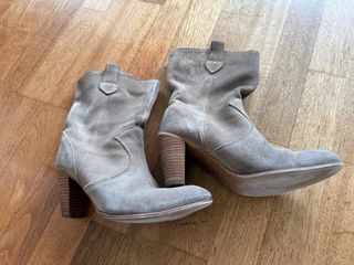 Botines camperos de ante beige