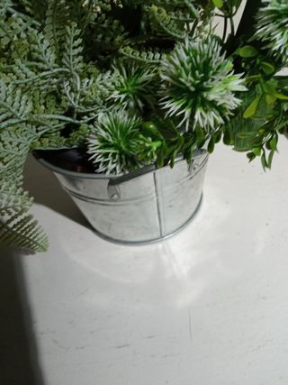 2 Cestos metálicos con planta artificial