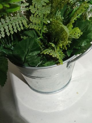 2 Cestos metálicos con planta artificial