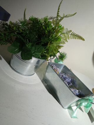 2 Cestos metálicos con planta artificial