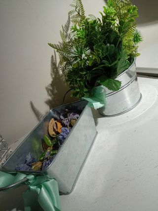 2 Cestos metálicos con planta artificial