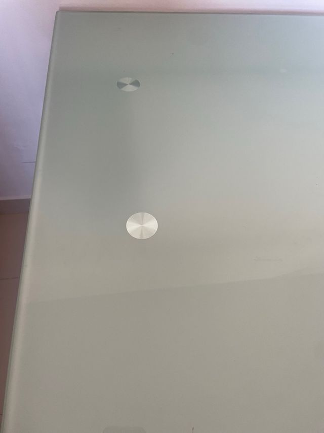 Mesa cristal con estructura de acero