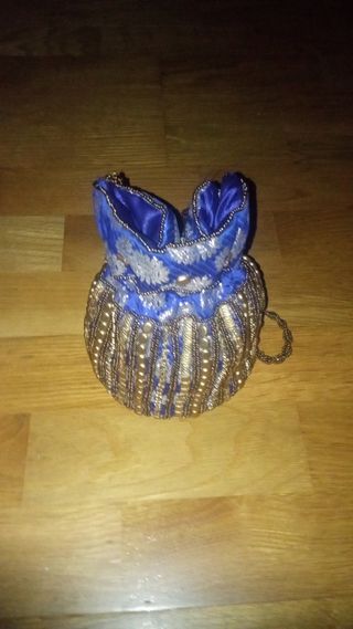 bolso fiesta dorado con abalorios