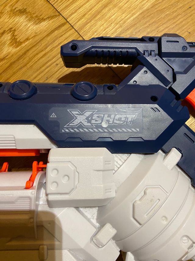 Pistola juguete marca Xshot con balas