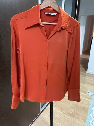 Camisa satinada Zara naranja