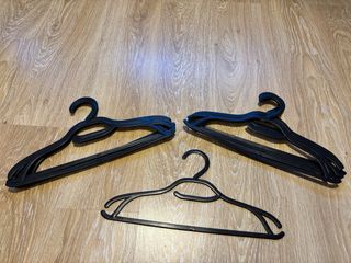 20 perchas plastico negras