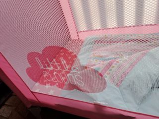 Cuna de viaje Olmitos (30€), colchón y saco (15€).