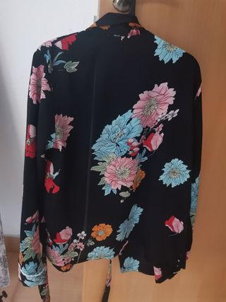 Blusa negra con flores