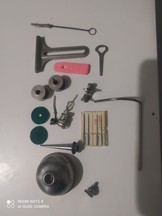 Caja metálica con accesorios de maquina de coser