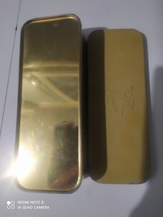 Caja metálica con accesorios de maquina de coser