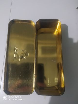 Caja metálica con accesorios de maquina de coser