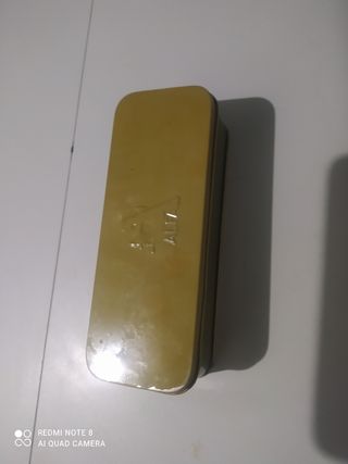 Caja metálica con accesorios de maquina de coser