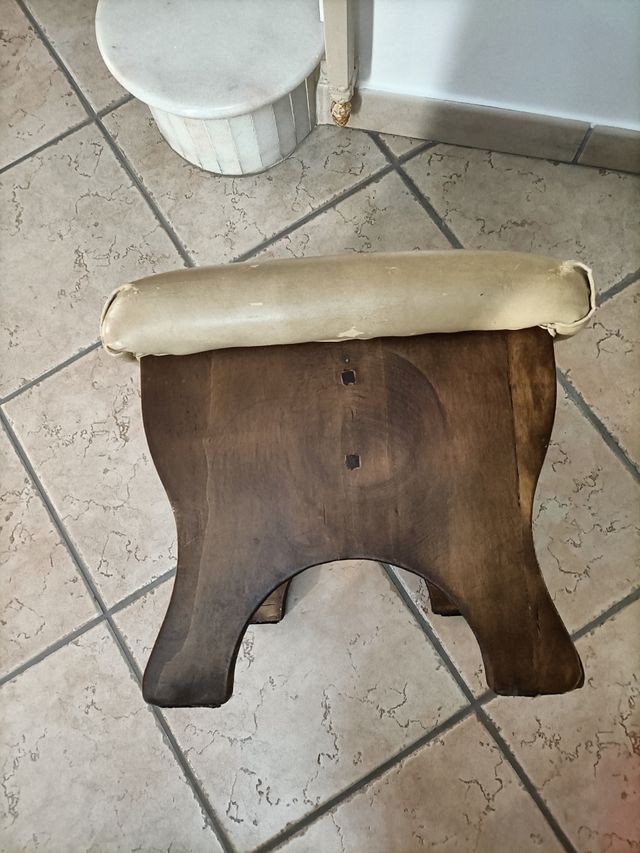 Poggia piedi in legno