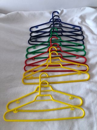 19 perchas de plástico de colores