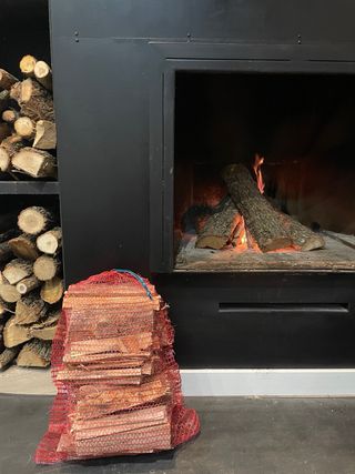 Patatine fritte per accendere il fuoco e fare i calçots