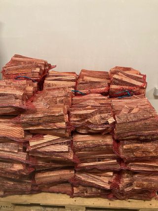 Patatine fritte per accendere il fuoco e fare i calçots