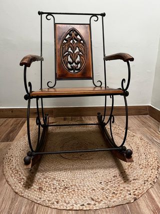 Mecedora de hierro forjado y madera