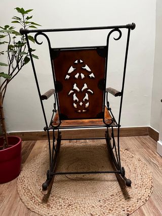 Mecedora de hierro forjado y madera