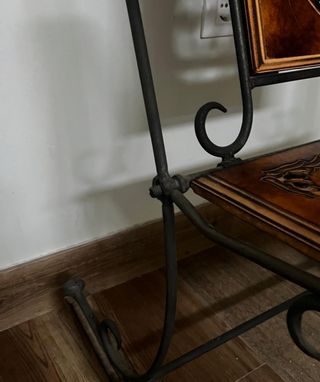 Mecedora de hierro forjado y madera