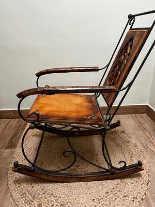Mecedora de hierro forjado y madera