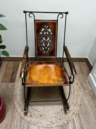 Mecedora de hierro forjado y madera