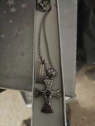 Cadena cruz con piedra negra