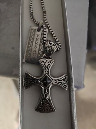 Cadena cruz con piedra negra