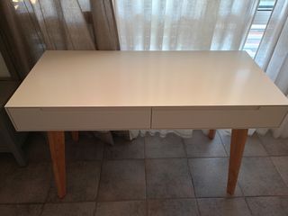 Escritorio blanco con patas de madera