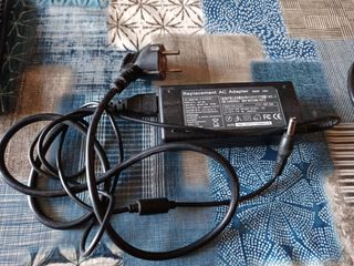 Cargador ordenador y cable suelto