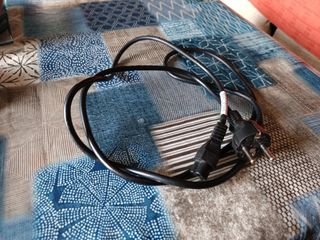 Cargador ordenador y cable suelto