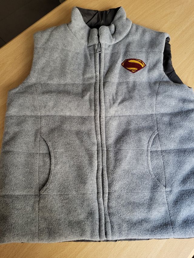 Chaleco Superman gris y reversible