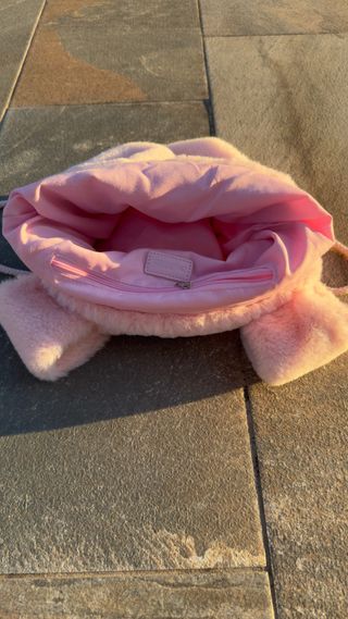 Mochila rosa peluda