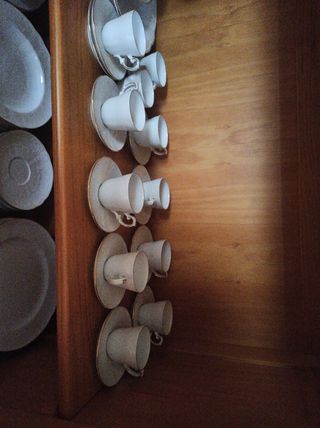 Tacitas de café y plato