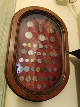 Bacheca in legno con monete
