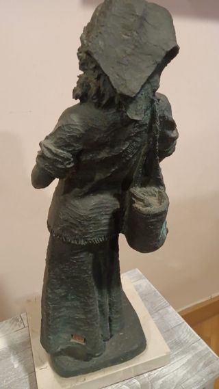Escultura J. Bofill mujer