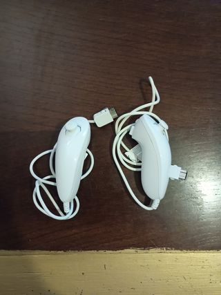 2 Nunchuks Wii