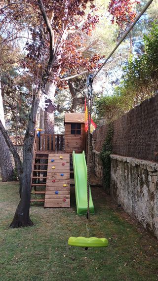 PARQUE INFANTIL CON TIROLINA