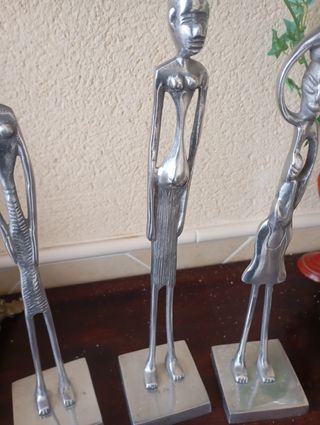 Tres esculturas africanas mujeres platea