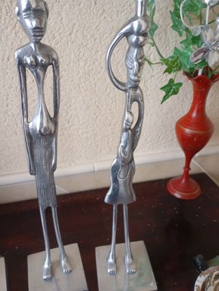 Tres esculturas africanas mujeres platea