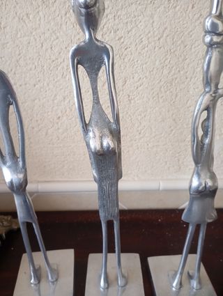 Tres esculturas africanas mujeres platea