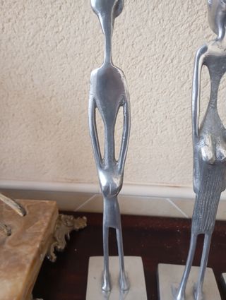 Tres esculturas africanas mujeres platea