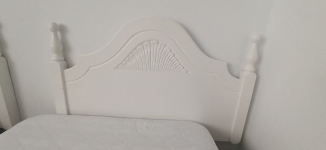 Dos cabezeras blancas de madera