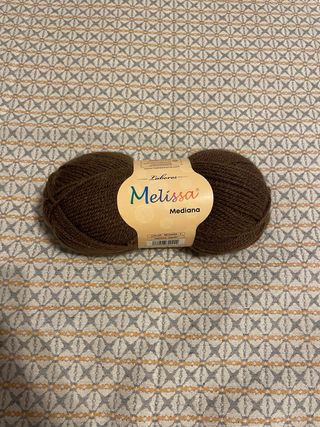 novelo de lã castanho