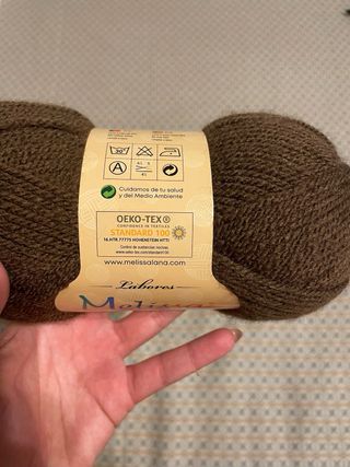 novelo de lã castanho