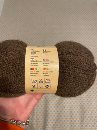 novelo de lã castanho