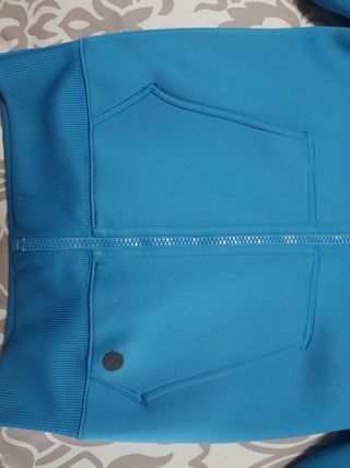 Preciosa chaqueta Puma de neopreno