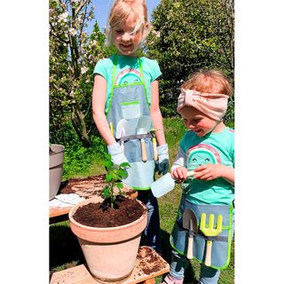 Cinturón infantil y herramientas de jardín Legler