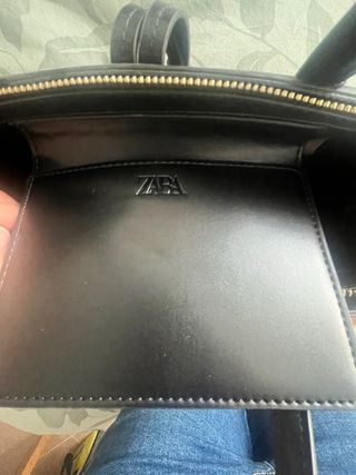 Bolso negro ZARA.