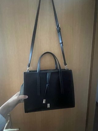 Bolso negro ZARA.
