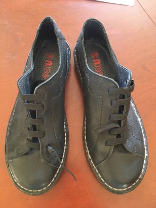 Zapatos de piel negros nuevos